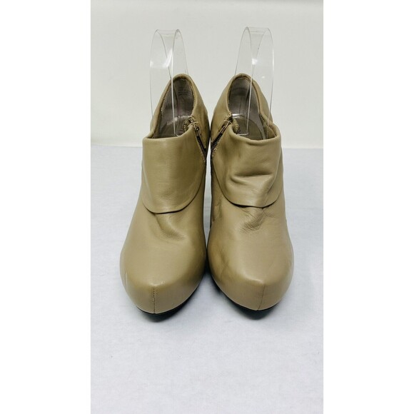 Me Too Booties Women 7 Taupe Leather Laser Ankle Platform Heel Slip On Zip - Picture 2 of 6